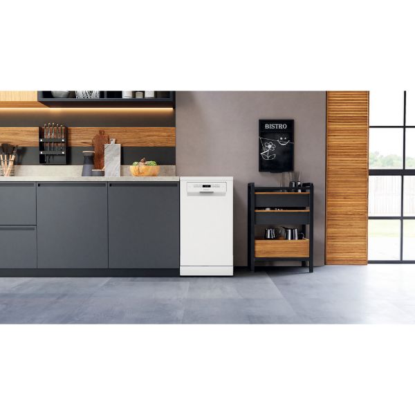 Picture of Hotpoint HSFO3T223WUKN 45cm Freestanding Dishwasher in White