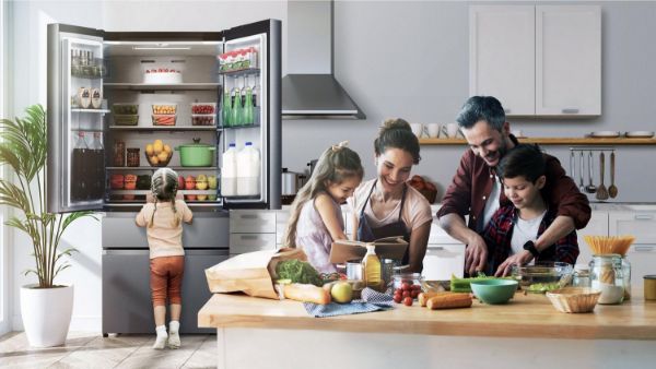 Picture of Hisense RF749N4WIF 91.4cm Frost Free American Style Fridge Freezer in Stainless Steel