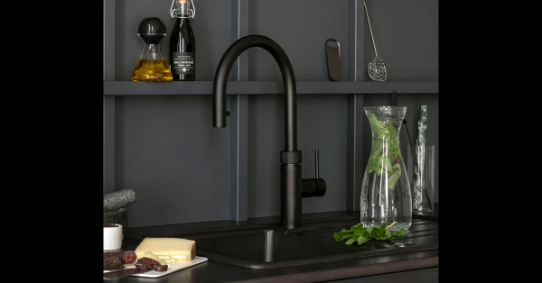 PRO7  Flex Tap in Black 7XBLK_kitchen view