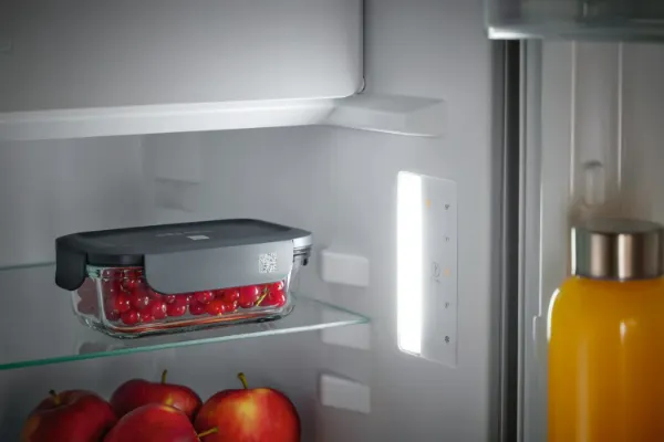 Miele KU 7016 D Built Under Compact Refrigerator_interior