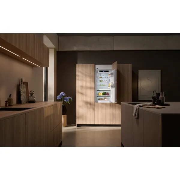 Liebherr ICBa 5123 Plus BioFresh Integrated Fridge Freezer_fridge open