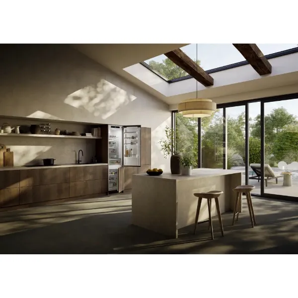 Liebherr  ICNd 5603 Pure NoFrost Integrated Fridge Freezer with EasyFresh _door open