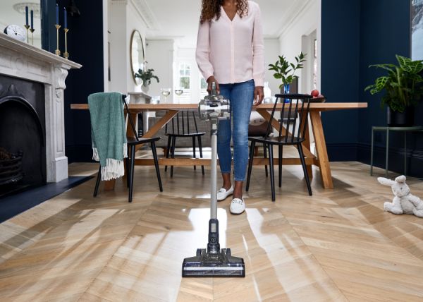 VAX CLSV-B4CS Blade 4 Classic Cordless Vacuum Cleaner - Graphite & Silver_in use 2