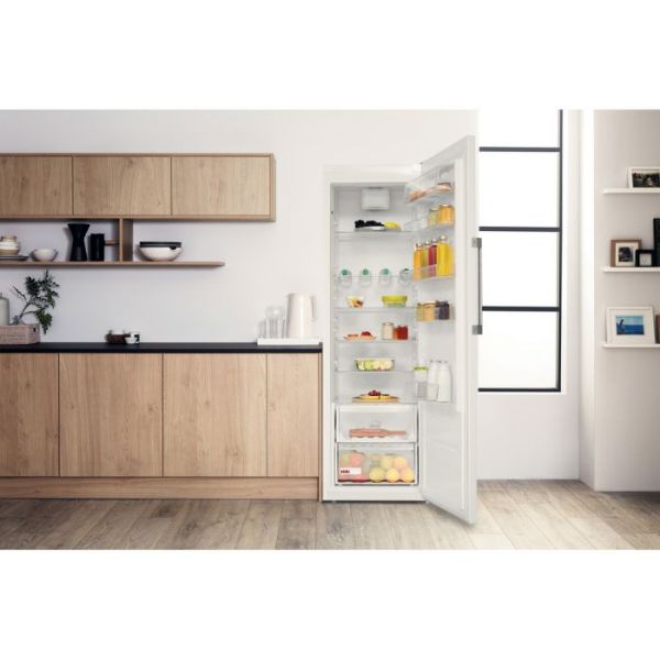 Hotpoint SH6A2QWR Freestanding Tall Larder Fridge in White_Lifestyle