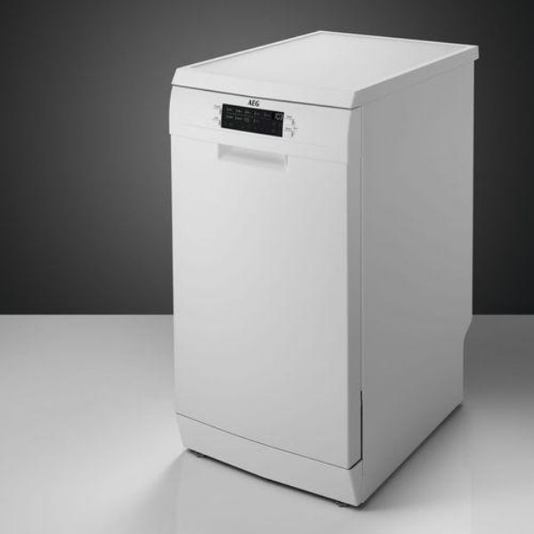 AEG FFB62417ZW 6000 SatelliteClean® 9 Place Setting Slimline Freestanding Dishwasher White_Angled Product View