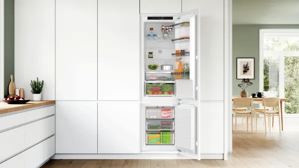 Bosch KIN96VFD0G Series 4 Integrated Fridge Freezer