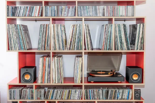 Mitchell Acoustics uStream Groove Turntable with Speakers_room view 2