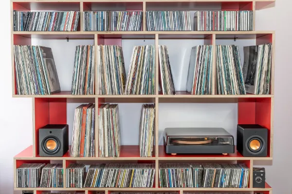 Mitchell Acoustics uStream Groove Turntable with Speakers_room view